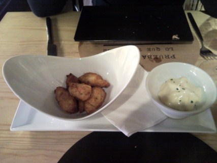 Coloniales Huerta en Valencia Buñuelos de bacalao con emulsión de alioli